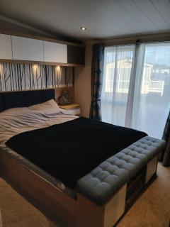 Stunning 7 Berth Lodge With Full-Wrap Decking, Heacham Beach, Norfolk Ref 21039F - 5