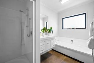 Seven By The Sea - stylish apartment near port - 5