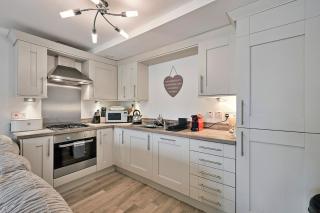 Finest Retreats - Riverside View - 2