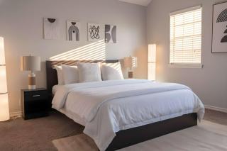 Lakeside 2-Bed Suite Close to City & Airport - 3