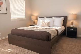 Lakeside 2-Bed Suite Close to City & Airport - 2