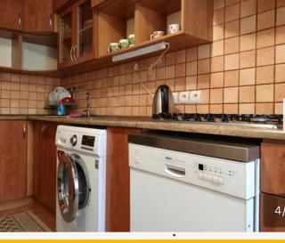 Трьохкімнатна квартира неподалік центру - 0