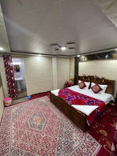 kashmir package group of houseboat in lake - 2