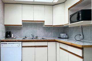 Econo Lodge Motel Village - 1