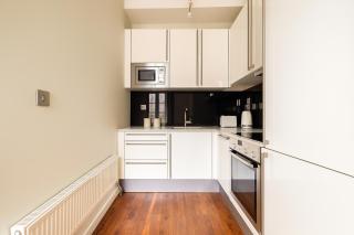 2 Bed Flat with Balcony in Chelsea - 6