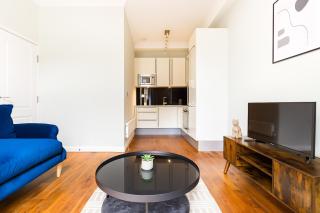 2 Bed Flat with Balcony in Chelsea - 3