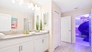 Luxurious 10-Bed Lakefront Retreat Near Disney - 8