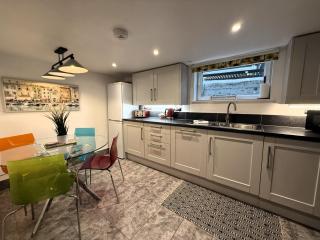 Castle Cottage - Central seaside town - 1