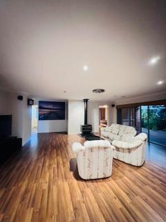 4 bedroom house in Berwick springs - Narre Warren South - 9