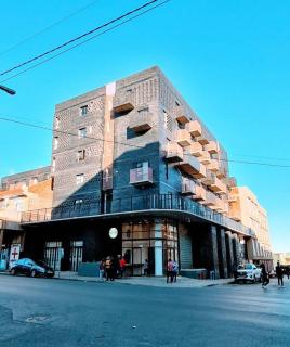 Stylish Bachelor with Oak Floors & View - 3