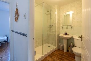 Cosy 2 BR Home - 8 MINS FROM CITY CENTRE - FREE PARKING - 4GC - 3