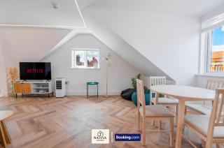 Modern 3BR Apartment By Nativa Homes Short Lets & Serviced Accommodation Harrow With Free WiFi & Parking, Family Comfort & Style - 1