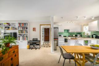 Charming 2-Bed House near Hampstead Heath Garden - 0