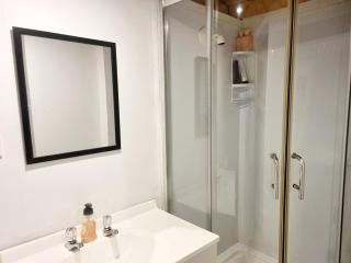 Kiwi Beach Bach - Hot Tub - 2 bed - 4