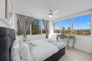 Oceanfront Serenity At Main Beach - 9