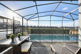 Lux Family Home in Exclusive Windsor Island Resort - 2