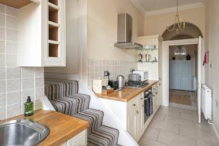 Stunning Apartment steps from Royal Crescent - 1