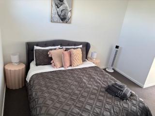 Quite and large 2 bedroom - Sleeps 6 - 2 bathrooms - 2