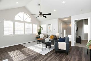 Lakeside 2-Bed Near Airport Malls & Downtown - 6