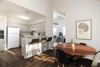 Lakeside 2-Bed Near Airport Malls & Downtown - 4