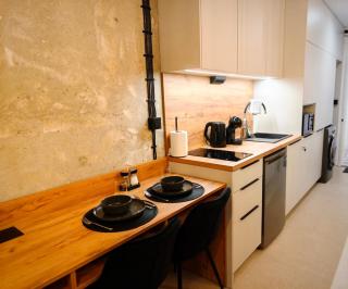 Axiom Suites - Zenith X - Netflix, HBO, Champagne - 3