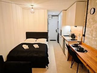 Axiom Suites - Zenith XV - Netflix, HBO, Champagne - 8