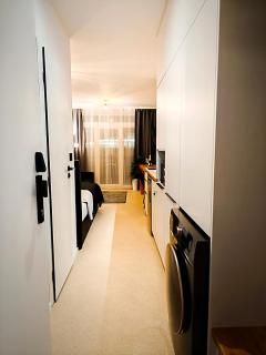 Axiom Suites - Zenith II - Netflix, HBO, Champagne - 5