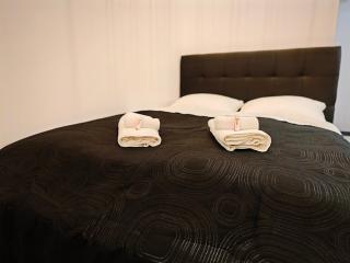 Axiom Suites - Zenith III - Netflix, HBO, Champagne - 3