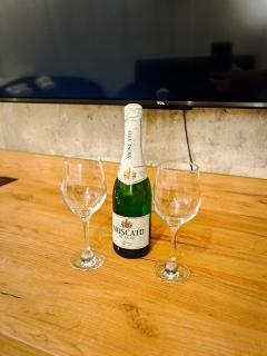 Axiom Suites - Zenith III - Netflix, HBO, Champagne - 7