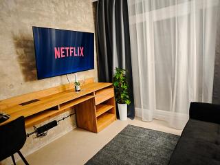 Axiom Suites - Zenith III - Netflix, HBO, Champagne - 8