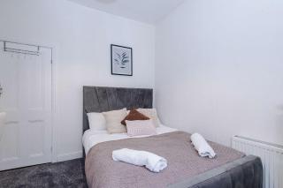 OldTrafford - Sleeps 6 - Free Parking - Free Wifi - 6