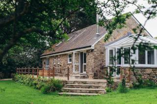 The Old Piggery, countryside barn with hot tub - 0