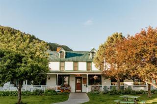 Chico Hot Springs Resort - 4