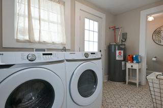 The Bulldog Farmhouse - 100 year old home - 2