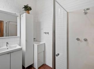 Charming 2-Bed Town House Near Market - 7