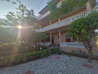Hotel Tree Tops- A Serene Friendly Hotel in Sauraha - 2
