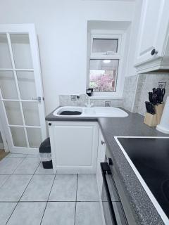 Large Luxury 2 bed , 2 rooms, with free secure private parking , 15 mins max to the city centre - 3