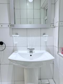 Large Luxury 2 bed with free secure parking , 15 max to the city centre - 3