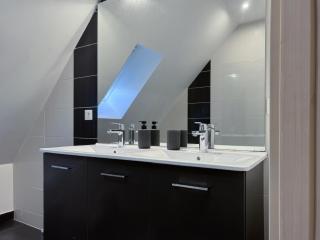 Maison contemporaine de 150 m2 avec garage privé et terrasse ensoleillée - 1