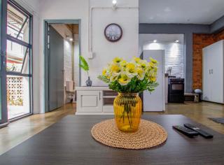 Maboneng Black Diamond Oasis on Craftmanship Hotel with Wi-fi and Parking - 6