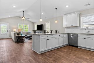 The 54th Cottage Close to Commerce Shopping - 2