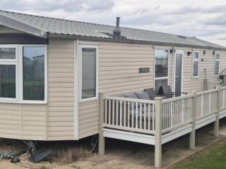 Dog-Friendly 6 Berth Caravan With Side Decking Ref 67004M - Addlethorpe - 0
