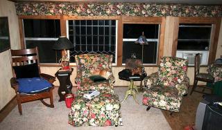 Quaint Four-Person Camping Cabin near Big Ticket Preserve, Texas - 9