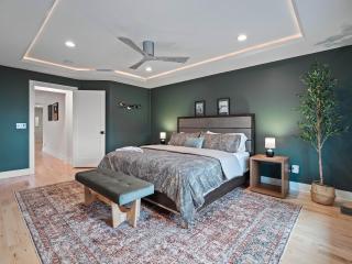 Lakefront Luxury - Kayaks - 4 Bedrooms - 3 Full Baths - Sleeps 8 - 9