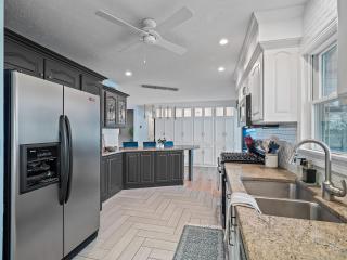 Lakefront Luxury - Kayaks - 4 Bedrooms - 3 Full Baths - Sleeps 8 - 8