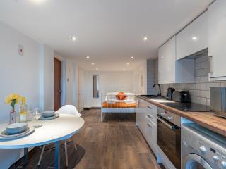 Pass the Keys Cosy Studio in Basildon Sleeps up to 4 - 8