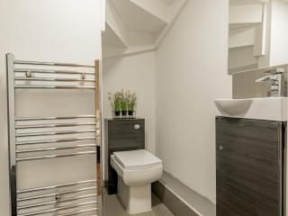 Pass the Keys Cosy Studio in Basildon Sleeps up to 4 - 6