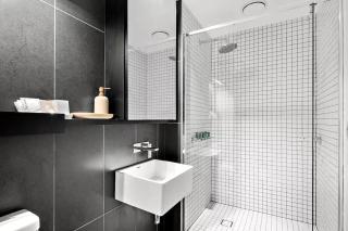 Cozy 1BR Melbourne Escape Balcony Pool GYM - 5