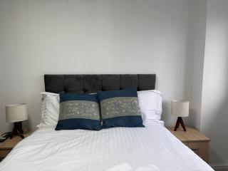 Near Old Trafford Modern 4br House For 7 Guests - 6