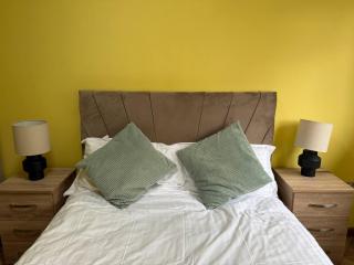 Near Old Trafford Modern 4br House For 7 Guests - 2